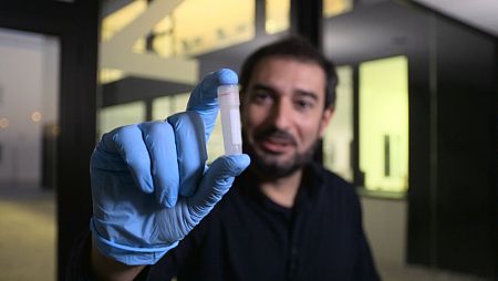 El cazador de cerebros, Pere Estupinyà, en uno de los centros de investigación punteros en España