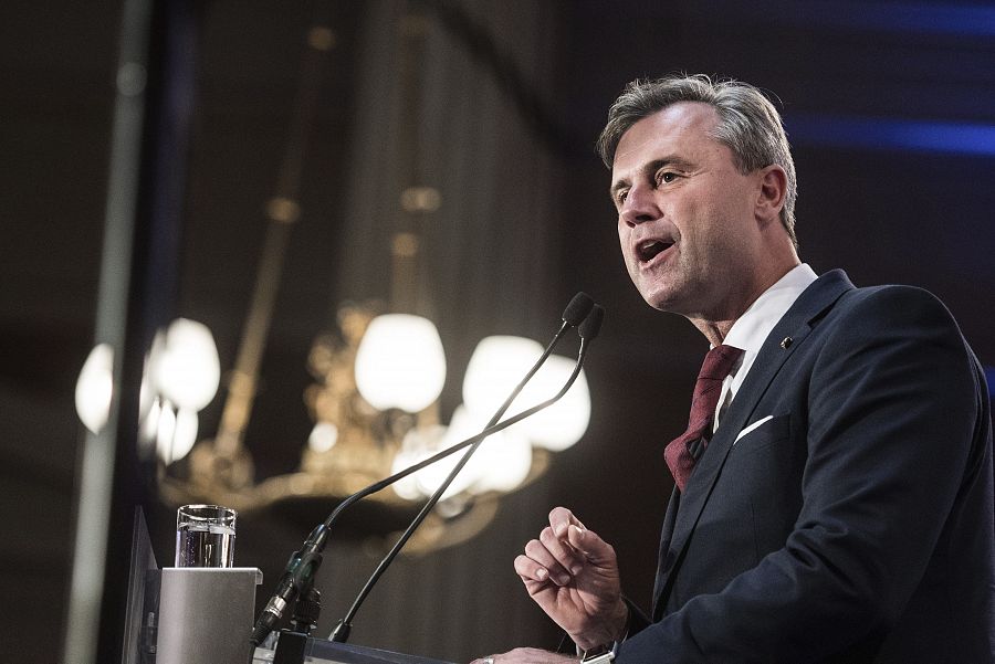 El candidato ultraderechista Norbert Hofer durante su mitin de cierre de campaña este viernes de cara a las elecciones presidenciales del domingo, en Viena.