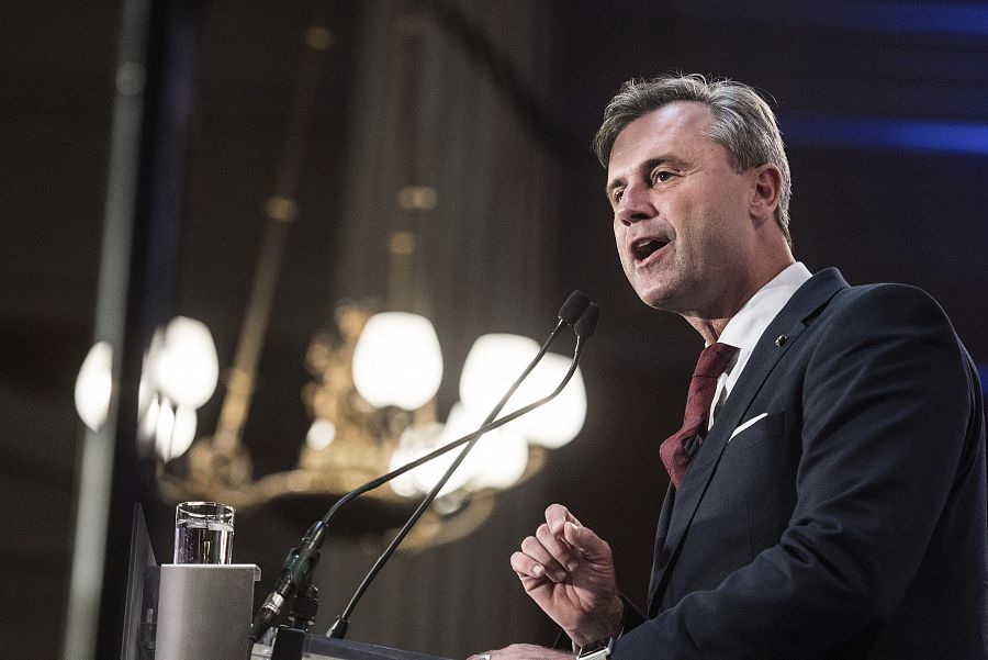 El candidato ultraderechista Norbert Hofer durante su mitin de cierre de campaña este viernes de cara a las elecciones presidenciales del domingo, en Viena.