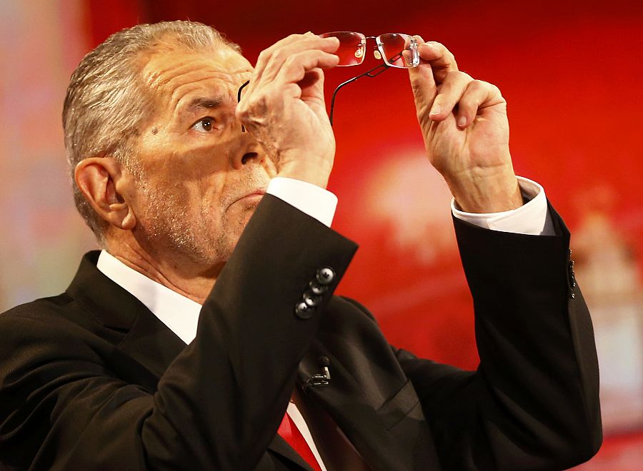 El candidato 'verde' a la Presidencia de Austria, Alexander Van der Bellen, comprueba sus gafas antes de una entrevista en televisión.