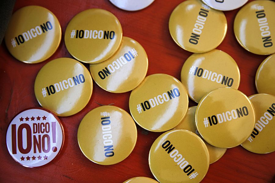 Chapas en favor del 'no' en el referéndum constitucional de Italia