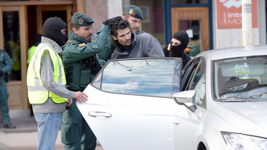 La guardía civil saca al presunto yihadista detenido en Irun (Gipuzkoa)