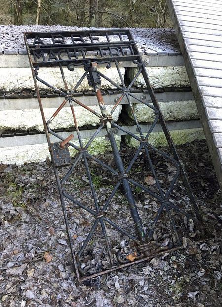 Fotografía facilitada por la Policía de Bavaria de la puerta de hierro del campo de concentración de Dachau hallada en Bergen.