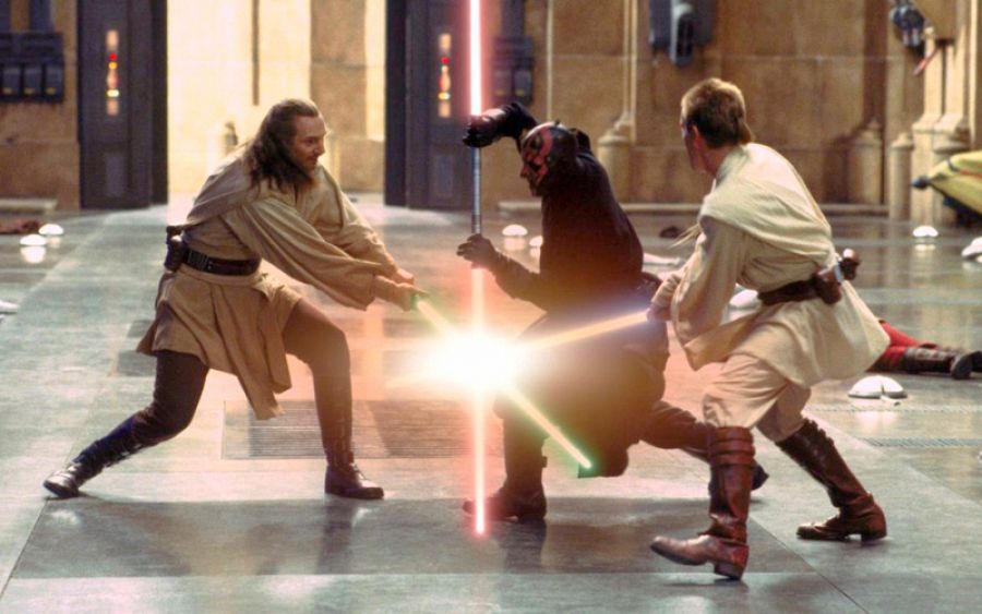 Ray Park, Liam Neeson y Evan McGregor en una escena de Star Wars. Episodio I
