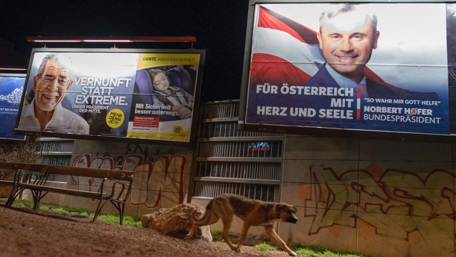 Pósters electorales de los candidatos a la presidencia austríaca Norbert Hofer y Alexander Van der Bellen.