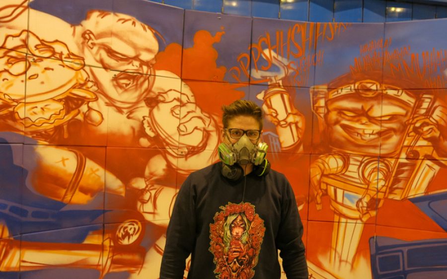 Saturno posando frente a su mural (sin terminar)