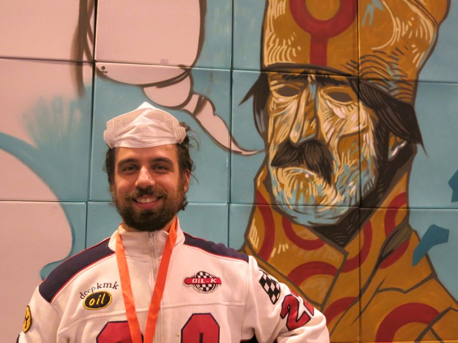 Aleix Gordo posando frente a su mural (sin terminar)