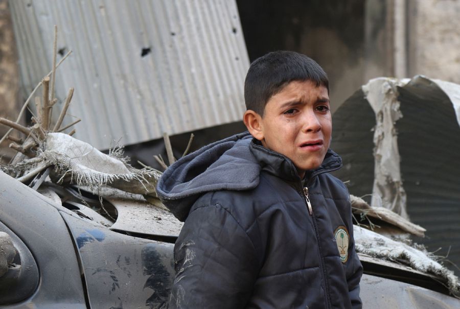 Un niño llora cerca de un edificio destrozado por los bombardeos en Maaret al Numan, en Idlib.