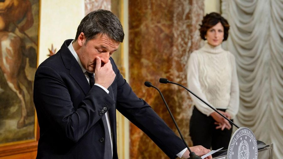 Matteo Renzi junto a su esposa, Agnese Lantini, durante la rueda de prensa