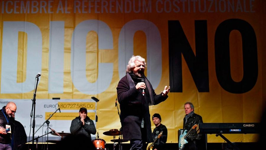 El líder del Movimiento Cinco Estrellas, Beppe Grillo, durante un mítin a favor del 'no' en el referéndum