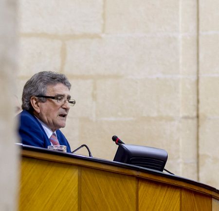 El presidente de la Mesa de Edad en la sesión constitutiva del Parlamento andaluz, el socialista Luis Pizarro.