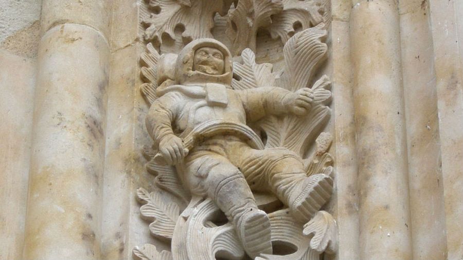 Figura de astronauta situado en la fachada de la Catedral de Salamanca