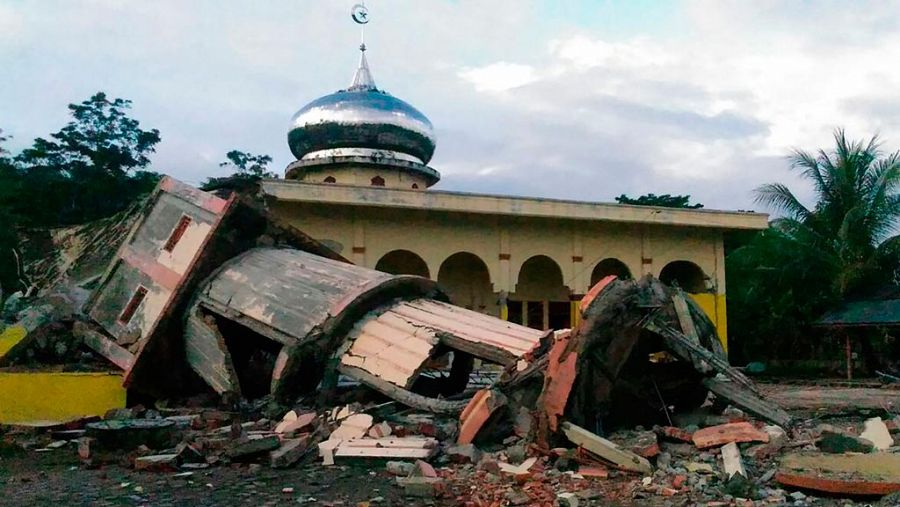 Imagen de una mezquita derruida tras el terremoto en Indonesia
