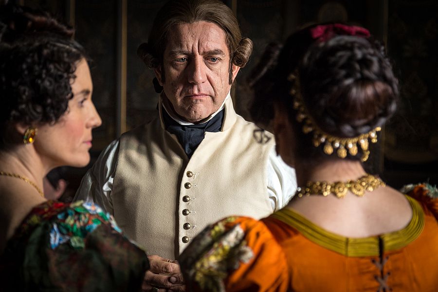 '22 ángeles' está protagonizada por Pedro Casablanc (doctor Balmis), María Castro (Isabel Cendal) y Octavi Pujadas (doctor Salvany)