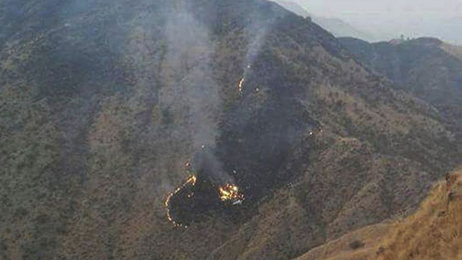 Vista de los restos del avión de la compañía aérea Pakistan International Airlines (PIA) tras estrellarse en Havelian, en el norte de Pakistán.