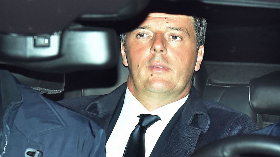 El primer ministro italiano Matteo Renzi llega al Palacio del Quirinal para formalizar su dimisión