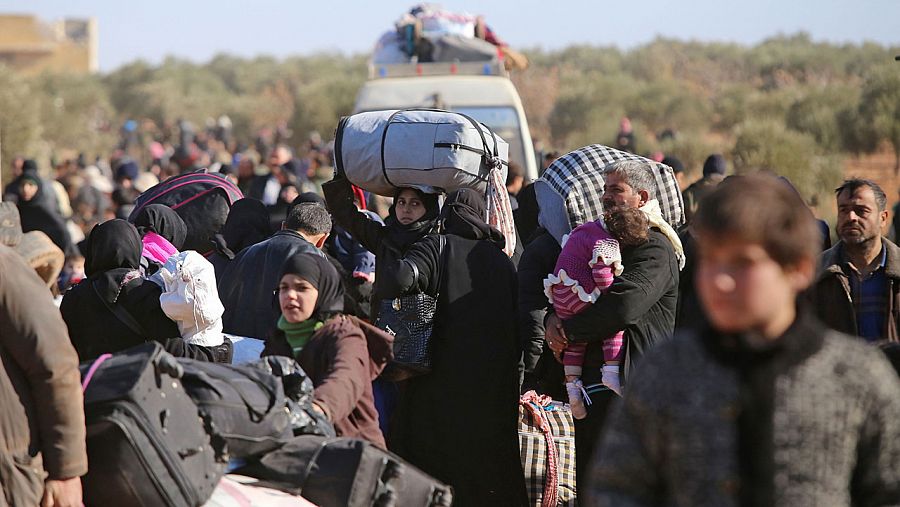 Civiles sirios huyen de la violencia en el este de Alepo.