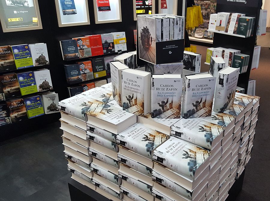 Una muntanya de llibres de Ruiz Zafón envaeix aquestes setmanes totes les llibreries