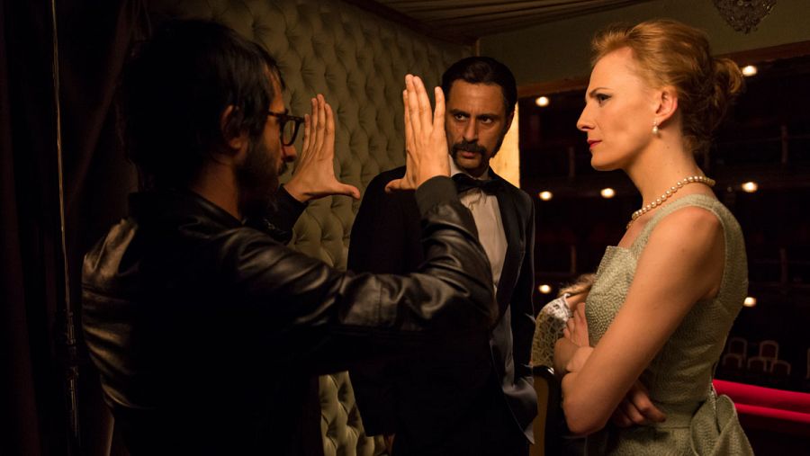 Marc Vigil, director de la serie, con Hugo Silva en el arranque del rodaje