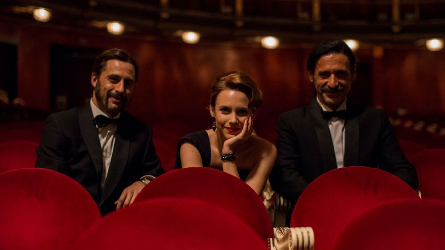 Hugo Silva, Aura Garrido y Nacho Fresneda, sonrientes en el Teatro Español.