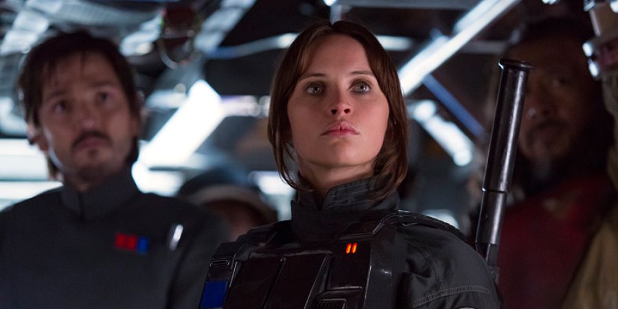 Felicity Jones y Diego Luna en una escena de la película