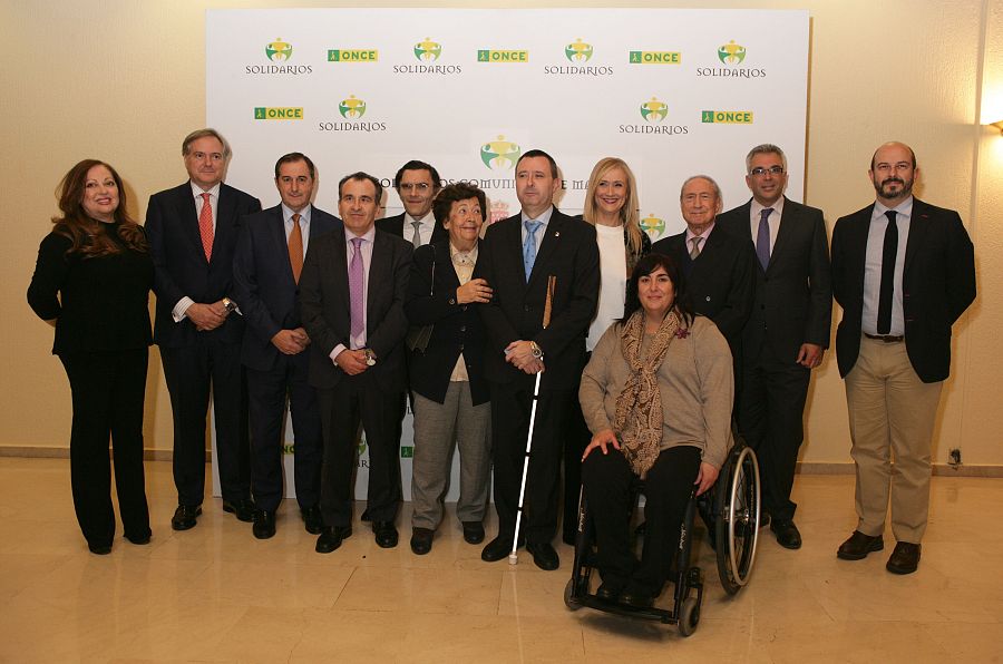 Los premiados posan junto a las autoridades en la entrega del Premio Solidario ONCE 2016