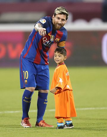 Messi con el niño de la camiseta de plástico con el '10'.
