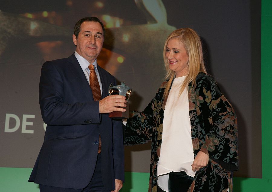 Eladio Jareño, director de TVE, recoge el premio de manos de la presidenta de la Comunidad de Madrid, Cristina Cifuentes