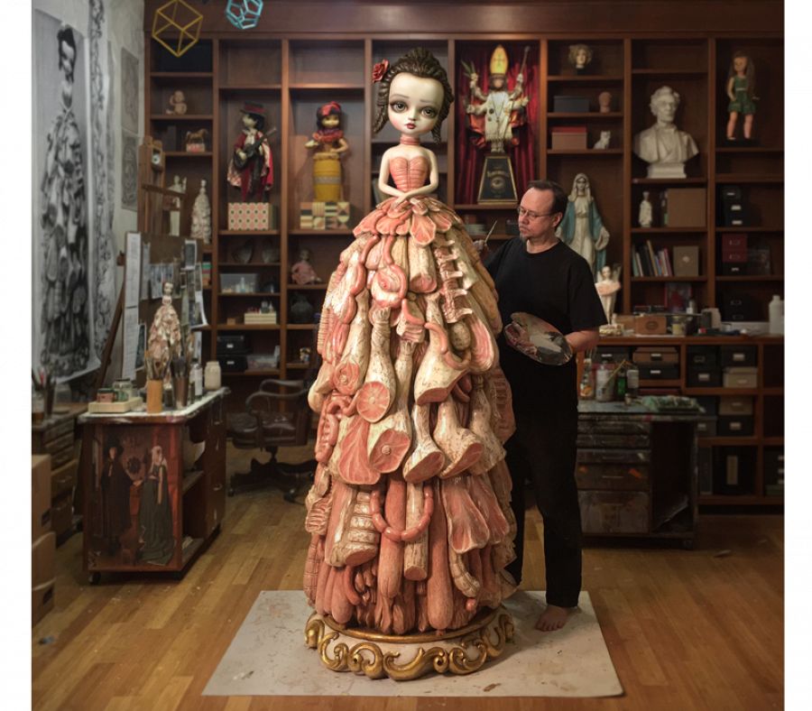 Mark Ryden trabajando en 'Wood Meat Dress'