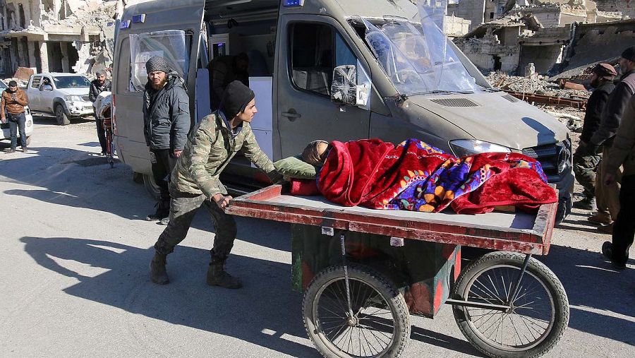 Una mujer herida en un carro durante la evacuación de Alepo, Siria