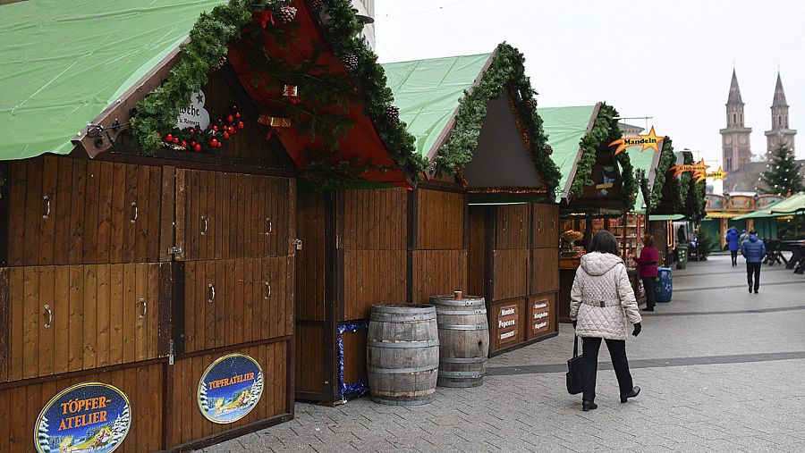 Varias personas visitan un mercadillo de navidad en Ludwigshafen, Alemania.
