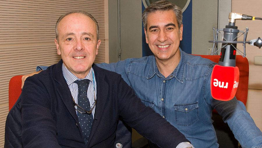 Juan Bolívar, responsable del 'Sanatario de Muñecos', con Arturo Martín