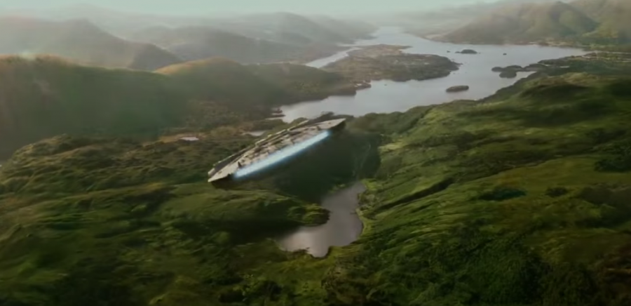 El Halcón Milenario, la nave de Han Solo, sobrevuela el planeta Takodana en 'El despertar de la fuerza'