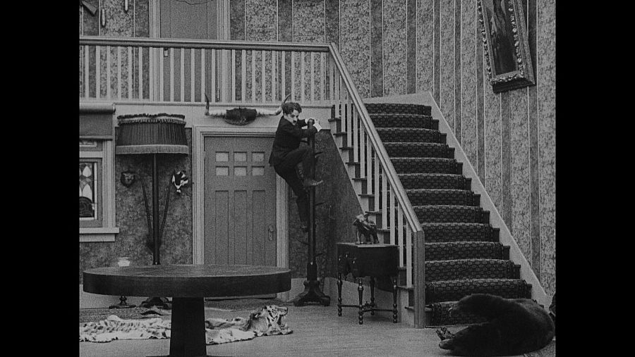 Charlot subiendo por el perchero