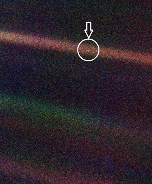 Fragmento de 'Un punto azul pálido', fotografía de la Tierra tomada por la sonda Voyager 1.