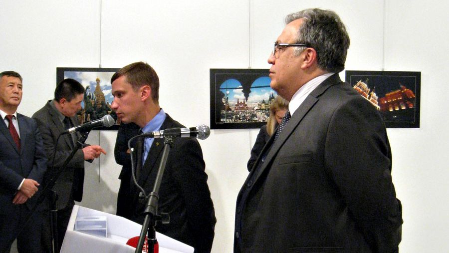 El embajador ruso en Turquía, Andrei Karlov, momentos antes de ser tiroteado