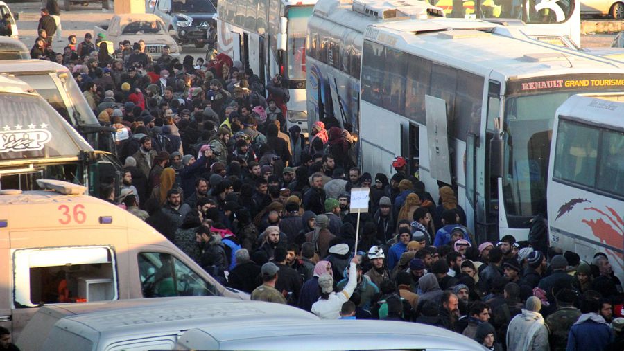 Sirios evacuados desde el este de Alepo llegan a la región de Khan al Asal en el oeste de la ciiudad