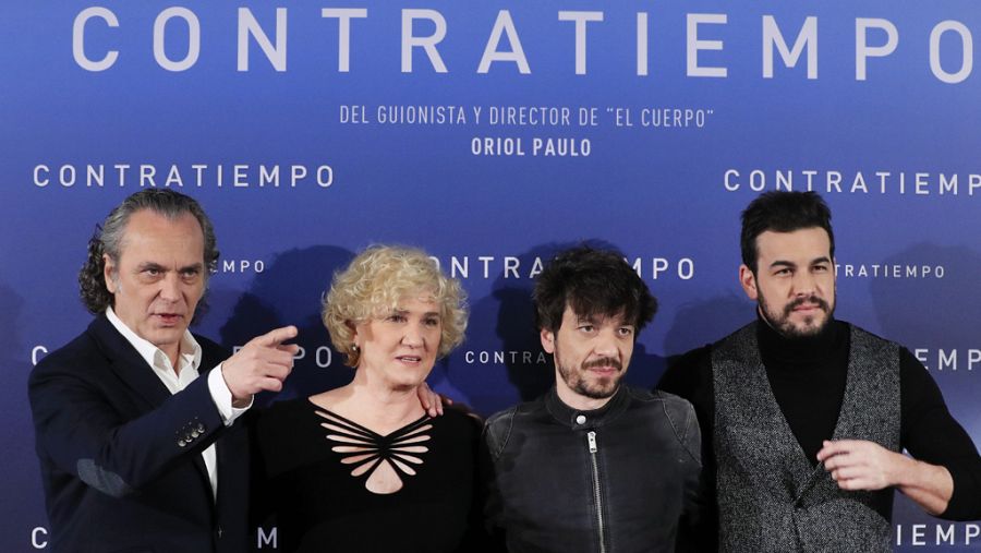 El director de cine Oriol Paulo (segundo por la derecha), acompañado por los actores Mario Casas (derecha), Ana Wagener (segunda por la izquierda) y José Coronado (izquierda) durante la presentación de la película 'Contratiempo' en Madrid.