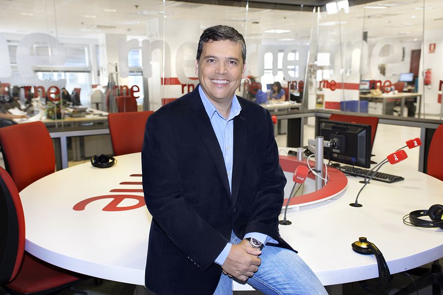 'Las mañanas de RNE', el programa que presenta y dirige Alfredo Menéndez, ofrecerá un especial del sorteo de Navidad desde las 08:30 horas