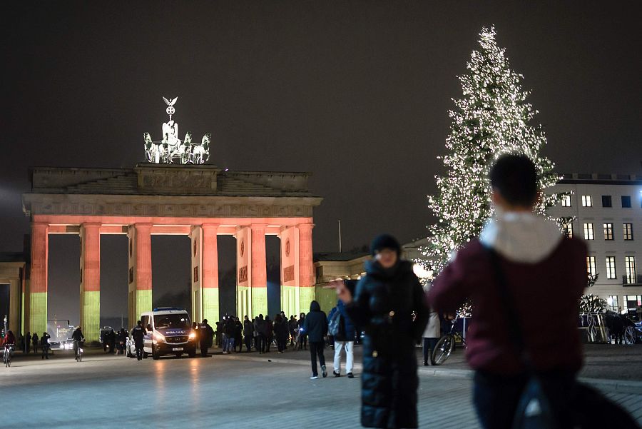 La puerta de Brandemburgo, iluminada con los colores de la bandera alemana en recuerdo a las víctimas del atentado de este lunes