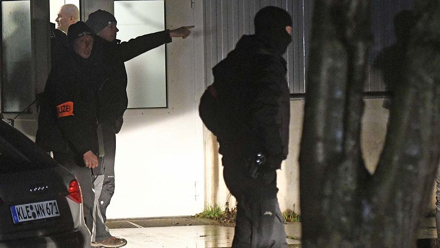 Policías alemanes registran un centro de refugiados en Emmerich en busca de Anis Amri, sospechoso relacionado con el atentado de Berlín