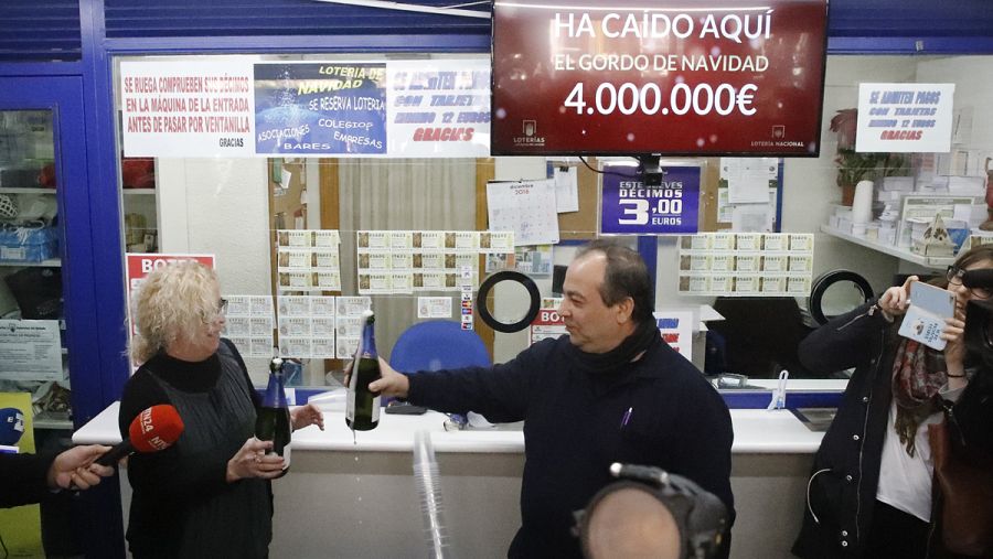 Los propietarios de la administración de Lotería en Madrid que han repartido el Gordo de este año