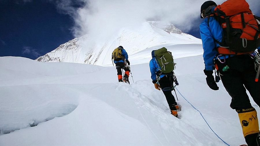 Montañeros subiendo a la cima