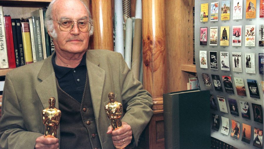 El cineasta español Gil Parrondo con sus dos premios Oscar.