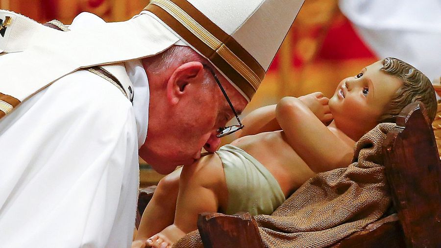 El papa Francisco besa una figura del niño Jesús durante la Misa del Gallo en la basílica de San Pedro, en el Vaticano. REUTERS/Tony Gentile