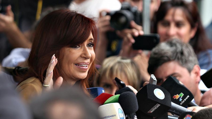 La expresidenta argentina Cristina Fernández atiende a la prensa tras declarar el pasado mes de octubre