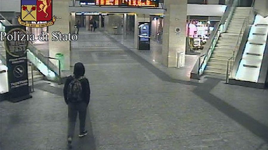 Captura de video facilitada por la policía italiana que muestra a Anis Amri en la estación central de tren de Turín (Italia) el pasado 23 de diciembre