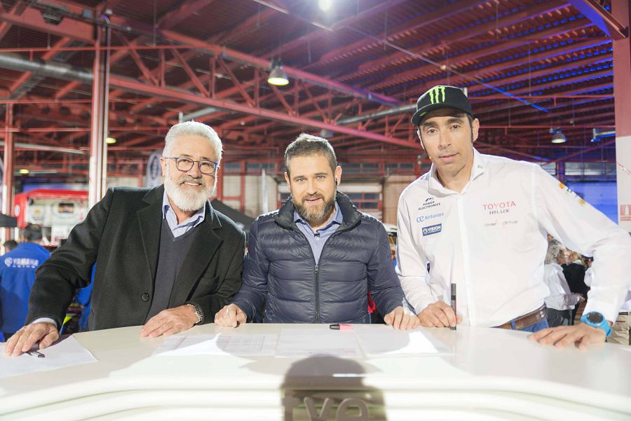 Marc Martín, presentador del espacio de resumen diario, junto a Rafa Tibau y Nani Roma