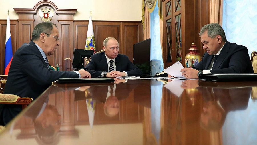 El presidente ruso, Vladimir Putin, con sus ministros de Defensa y Exteriores, Sergei Shoigu (derecha) y Sergei Lavrov