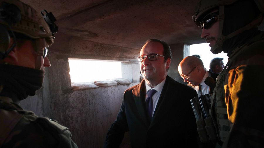 El presidente francés François Hollande saluda a soldados franceses acantonados cerca de Mosul